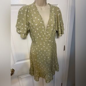 EUC billabong spring /summer dress Olive green/white flowers 🌸 size medium